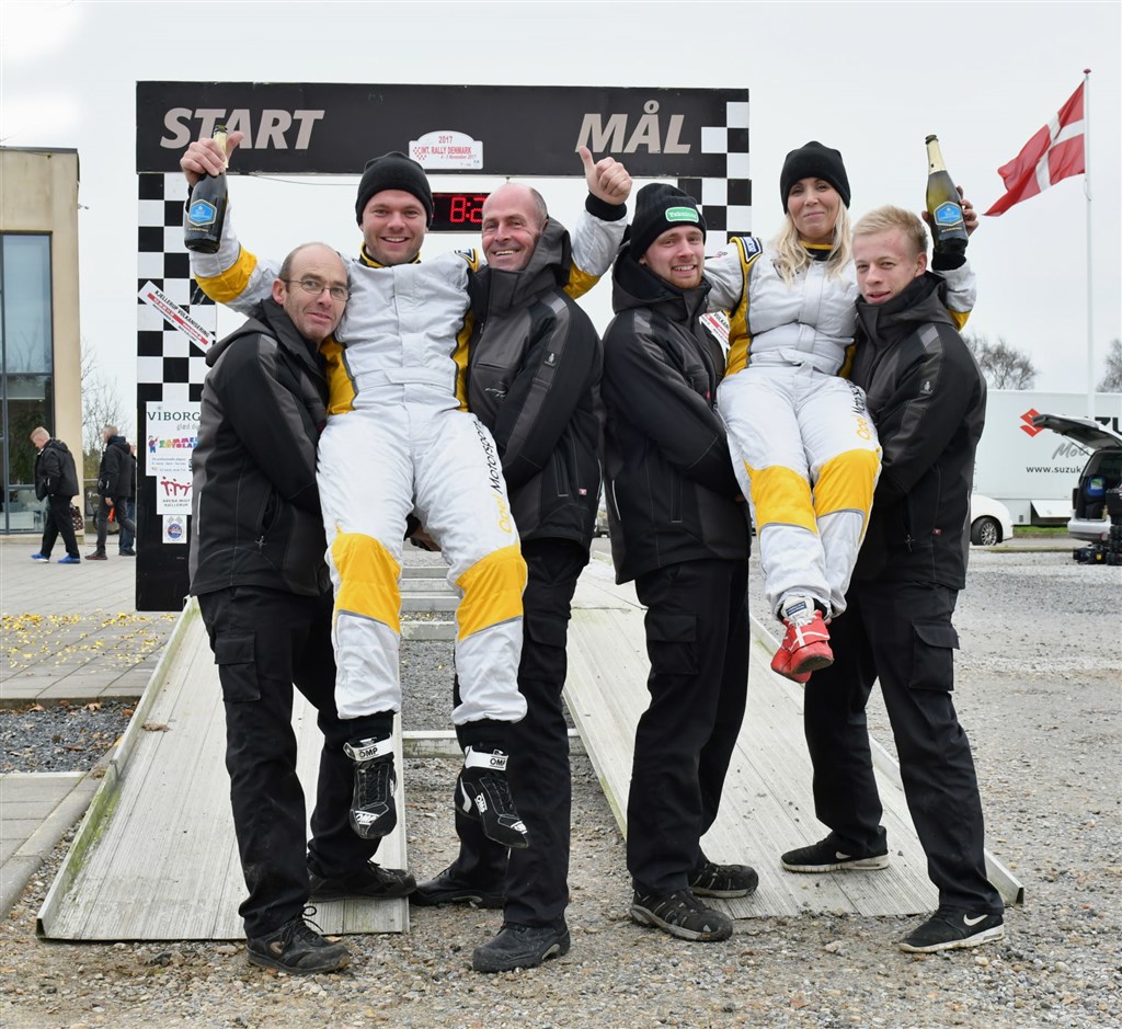 Effektivt teamwork er en forudsætning for at nå til tops i rally, og for Marco Gersager og Jeannette Kvick blev successen båret i mål af teamets stærke og effektive kvartet af servicefolk: Fra venstre Arne Knudsen, Marco Gersager, Henrik Pedersen, Mads Carlsson, Jeannette Kvick og Sebastian Hansen.
(Foto: Morten Dam - autoMOTIV/specialpress)
